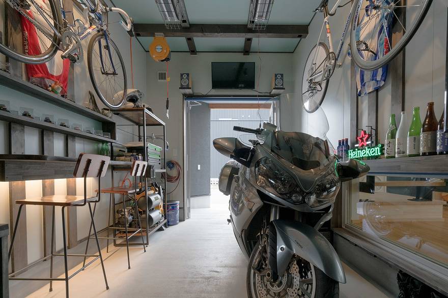 夫婦で暮らすナチュラルモダンスタイル リビングの特等席から眺めるバイクガレージのある家 大垣市 M様邸 公式 チェックハウス